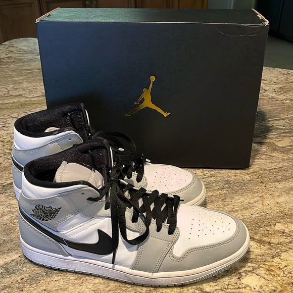 NIKE AIR JORDAN 1 Mid boys/men sneakers EUC. Size 10.5 black/white/grey - Picture 3 of 6